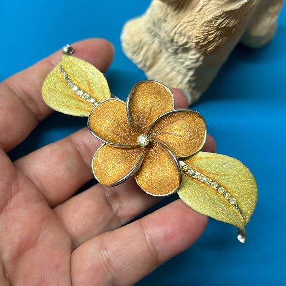 🖤NWOT💕Plumeria & crystal hair barrette clip pin